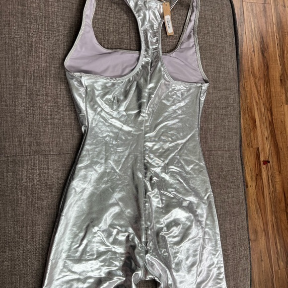 Skims Metallic Swim Cycle Suit - Picture 6 of 8